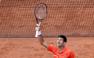 Novak Djokovic llegó a semifinales de Roland Garros luego de dejar en el camino al alemán Alexander Zverev por parciales de 7-5, 6-2 y 6-2. (EFE)
