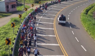 La ONG Pueblo sin Fronteras denunció este jueves el arresto de dos defensores de derechos humanos que apoyaron la caravana migrante. (ARCHIVO)