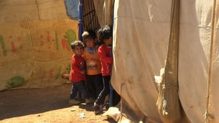 Las autoridades libanesas han endurecido las normas que aplican a los cientos de miles de sirios refugiados en el país, despertando los fantasmas de los problemas pasados con los palestinos afincados en el Líbano, que alimentaron la guerra civil entre 1975 y 1990. (ARCHIVO)