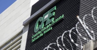La agencia internacional explicó que las calificaciones también reflejan la posición de la CFE como la empresa eléctrica integrada más grande de México. (ARCHIVO)
