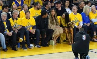 En público. Beyoncé discretamente puso en su lugar a la esposa del dueño de los Warriors en el tercer juego de la Final de la NBA.