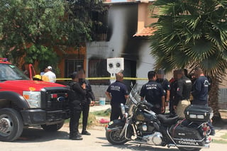 El incendio se registró al medio día del pasado miércoles en el interior de un domicilio ubicado en la colonia Monterreal. (EL SIGLO DE TORREÓN)