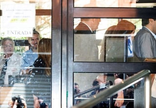 En los juzgados. La cantante Shakira logró burlar a la prensa tras acceder al edificio a través del estacionamiento. (EFE)