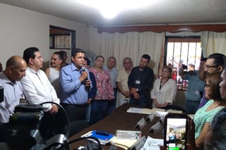 Festejan militantes del PRI al hoy presidente electo de Lerdo, Homero Martínez Cabrera, quien ayer recibió su constancia de mayoría. (EL SIGLO DE TORREÓN)