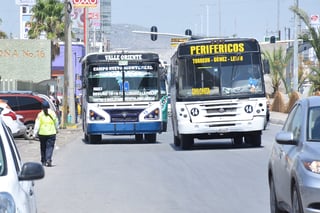 Los transportistas entregaron una solicitud al Municipio de Torreón para que se les apoye económicamente para adquirir el aire acondicionado de las unidades y lo harán también con el Estado. (FERNANDO COMPEÁN)