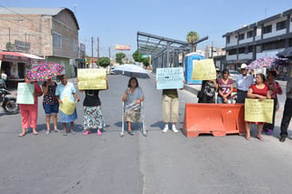 El pasado miércoles, un grupo de vecinos de la colonia Nueva Aurora de Torreón se manifestaron por la falta de agua potable. (EL SIGLO DE TORREÓN)