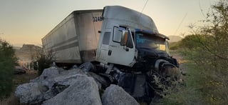 Se informó que el accidente sucedió alrededor de las 7:00 de la mañana del viernes, en la citada vía, del tramo Yerbaniz-Cuencamé, a la altura del kilómetro 135. (EL SIGLO DE TORREÓN)
