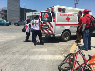 Paramédicos de la Cruz Roja arribaron al lugar para atender al lesionado, el cual fue trasladado a un hospital de la ciudad en una ambulancia de la institución. (EL SIGLO DE TORREÓN)