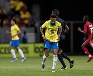 Neymar sufrió una rotura de ligamento en el tobillo derecho en el partido amistoso del miércoles que Brasil ganó por 2-0 a Catar en Brasilia. (ARCHIVO)