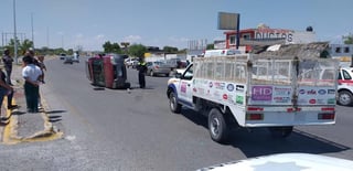 El accidente sucedió la tarde de este viernes sobre los carriles de circulación que dirigen de Lerdo a Torreón, frente a la colonia Fidel Velázquez, (Chapala), en Gómez Palacio. (EL SIGLO DE TORREÓN)
