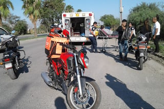 Paramédicos de la Cruz Roja arribaron al lugar para atender a la pareja lesionada.