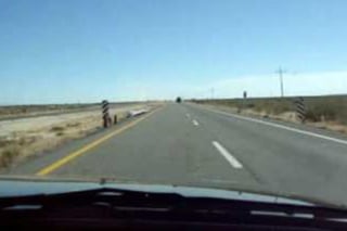 El cuerpo del hombre fue localizado en la carretera Saltillo-Torreón, por elementos de la AIC de la Fiscalía General del Estado.
