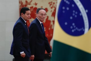 Los vicepresidentes brasileño y chino, Hamilton Mourao (i) y Wang Qishan, en una visita que el primero hizo a Pekín el mes pasado.