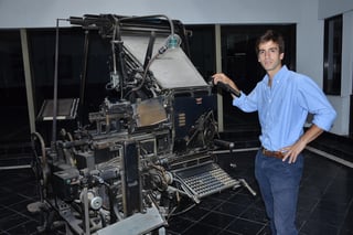 El español Emilio Silvera posó junto a la primera máquina de prensa de El Siglo de Torreón.