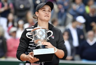 Ashleigh Barty se convirtió en la nueva campeona de Roland Garros, al vencer en la final a la checa Markéta Vondrousová por parciales de 6-1 y 6-3. (EFE)