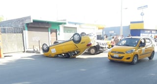 El vehículo siniestrado es un Dodge Attitude modelo 2016 de la base Radio Taxis Amarillos, con número económico 109, el cual era conducido por Marcos Eduardo de 29 años de edad. (EL SIGLO DE TORREÓN)
