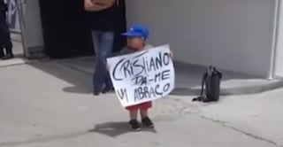 Afuera, y con un cartel en el que se leía 'Cristiano dame un abrazo', el pequeño tenía la esperanza de tener contacto con su ídolo.  (ESPECIAL)