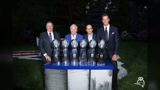 El coach Bill Belichick (d), el dueño Robert Kraft y su hijo, y el mariscal de campo Tom Brady (d), posan con los seis trofeos Vince Lombardi ganados por los Patriotas. (CORTESÍA)