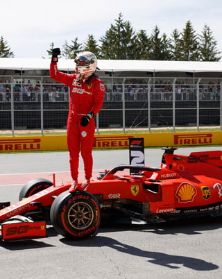 El alemán Sebastian Vettel celebra tras ganar ayer la 'pole'. (EFE)