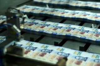  La falsificación de billetes y monedas no es motivo de preocupación, pero para contribuir a reducir este delito, en el segundo semestre del año el Banco de México (Banxico) emitirá el nuevo billete de 200 pesos, con mejores medidas de seguridad. (ARCHIVO)