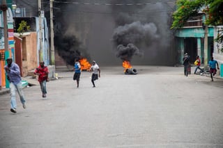 Miles personas se manifestaron contra la corrupción y paralizaron gran parte de la capital haitiana el domingo, a la vez que pidieron la renuncia del presidente Jovenel Moise. (ARCHIVO)