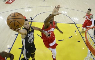 Stephen Curry (i) tratará de guiar a los Warriors a la victoria en el quinto juego de la serie. (AP)