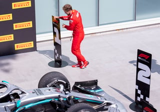 Sebastian Vettel cambia el letrero de primer lugar al puesto que le correspondía a su monoplaza. (AP)