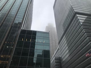 Un helicóptero se estrelló contra el techo de un edificio de oficinas de 54 pisos en Nueva York. (TWITTER)