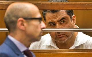 Naasón Joaquín García y los otros dos acusados comparecieron el lunes en la Corte Superior de Los Ángeles tras haber sido arrestados la semana pasada. Otra sospechosa sigue prófuga. (ARCHIVO)
