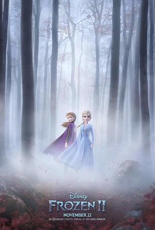 Imagen. Se ven las dos jóvenes en medio de un bosque. (ESPECIAL)