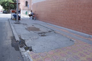 El Ayuntamiento de Torreón prevé comenzar con la rehabilitación de banquetas en el principal cuadro de la ciudad. (FERNANDO COMPEÁN)