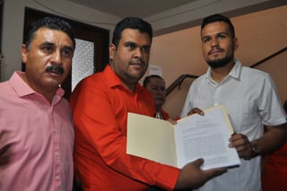 Felipe Sánchez entregó la papelería en IEPC, acompañado de miembros de Movimiento Ciudadano. (EL SIGLO DE TORREÓN)