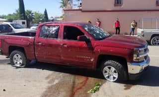 De acuerdo con reportes periodísticos, los enfrentamientos y balaceras en Agua Prieta y Naco, dejaron nueve muertos y los pobladores tomaron el armamento y chalecos en las camionetas que quedaron abandonadas, tras los acontecimientos. (ESPECIAL)
