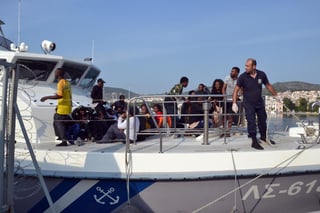 El bote en el que intentaban llegar desde las costas turcas a la isla griega de Lesbos, en el Egeo Oriental, naufragó. (EFE)