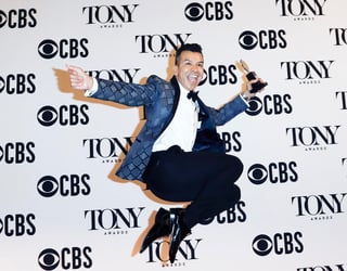 El coreógrafo colombiano Sergio Trujillo, laureado el fin de semana con un premio Tony, asegura que el escenario del máximo galardón de Broadway le pareció el momento ideal para admitir públicamente que él fue un inmigrante sin papeles. (ESPECIAL)