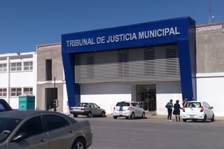 Conductores acudieron a las instalaciones del Tribunal de Justicia Municipal. (EL SIGLO DE TORREÓN)