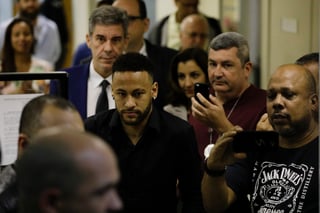 El delantero brasileño Neymar sale de un cuartel de policía en Río de Janeiro tras rendir su declaración. (ARCHIVO)