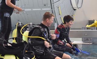 Durante su misión, las astronautas imitan bajo el mar algunas de las destrezas necesarias para explorar la superficie de otros planetas mientras ayudan a salvar los corales. (EFE)