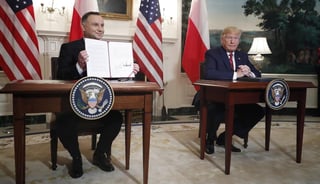 El presidente polaco, Andrzej Duda, y su homólogo de EUA, Donald Trump, firman acuerdo bilateral durante reunión. (EFE)