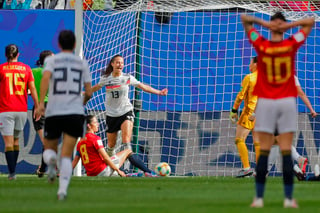 Sara Däbritz (13), de Alemania, celebra tras marcar el único gol del juego ante España. (AP)