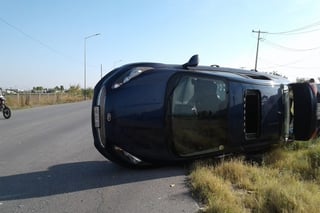Tras el impacto, uno de los vehículos terminó volcado sobre su costado izquierdo en la orilla de la carretera. (EL SIGLO DE TORREÓN)