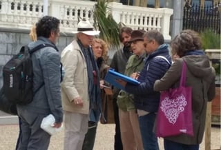 En España. El cineasta Woody Allen, junto a miembros de su equipo de rodaje, durante su visita a San Sebastián. (ESPECIAL)