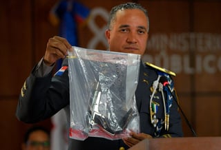 El director de la Policía Nacional, general Ney Aldrin Bautista Almonte, muestra el arma que presuntamente fue usada para atacar a David Ortiz. (AP)