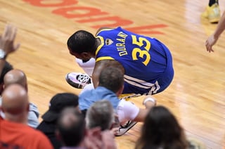 Kevin Durant se lesionó en el segundo cuarto del juego 5 de las Finales de la NBA entre Raptors y Warriors. (AP)