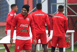 El delantero peruano Paolo Guerrero sonríe durante una práctica de la selección con miras a la Copa América. (AP)