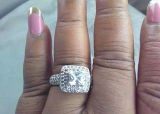 La gente se fijó en sus uñas, no su anillo. (INTERNET)