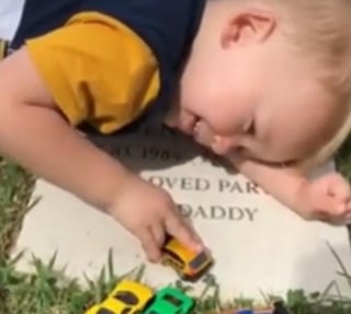 Su madre lo lleva constantemente a visitar la tumba de su padre (INTERNET)  