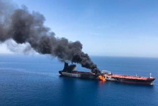 Dos barcos, uno propiedad de un armador noruego y otro japonés, sufrieron hoy impactos y explosiones mientras salían del estrecho de Ormuz a unas 30 millas de la costa iraní. (EFE)