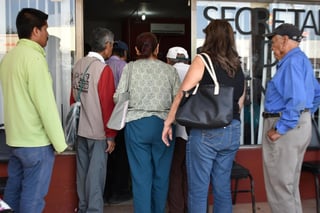 Mientras adultos mayores beneficiarios de programas hacen filas de horas para recibir su boleta para cobrar el apoyo económico. (EL SIGLO COAHUILA)