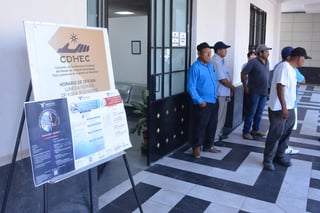 Trabajadores acudieron a quejarse ante la Comisión Estatal de Derechos Humanos en Torreón. (FERNANDO COMPEÁN) 